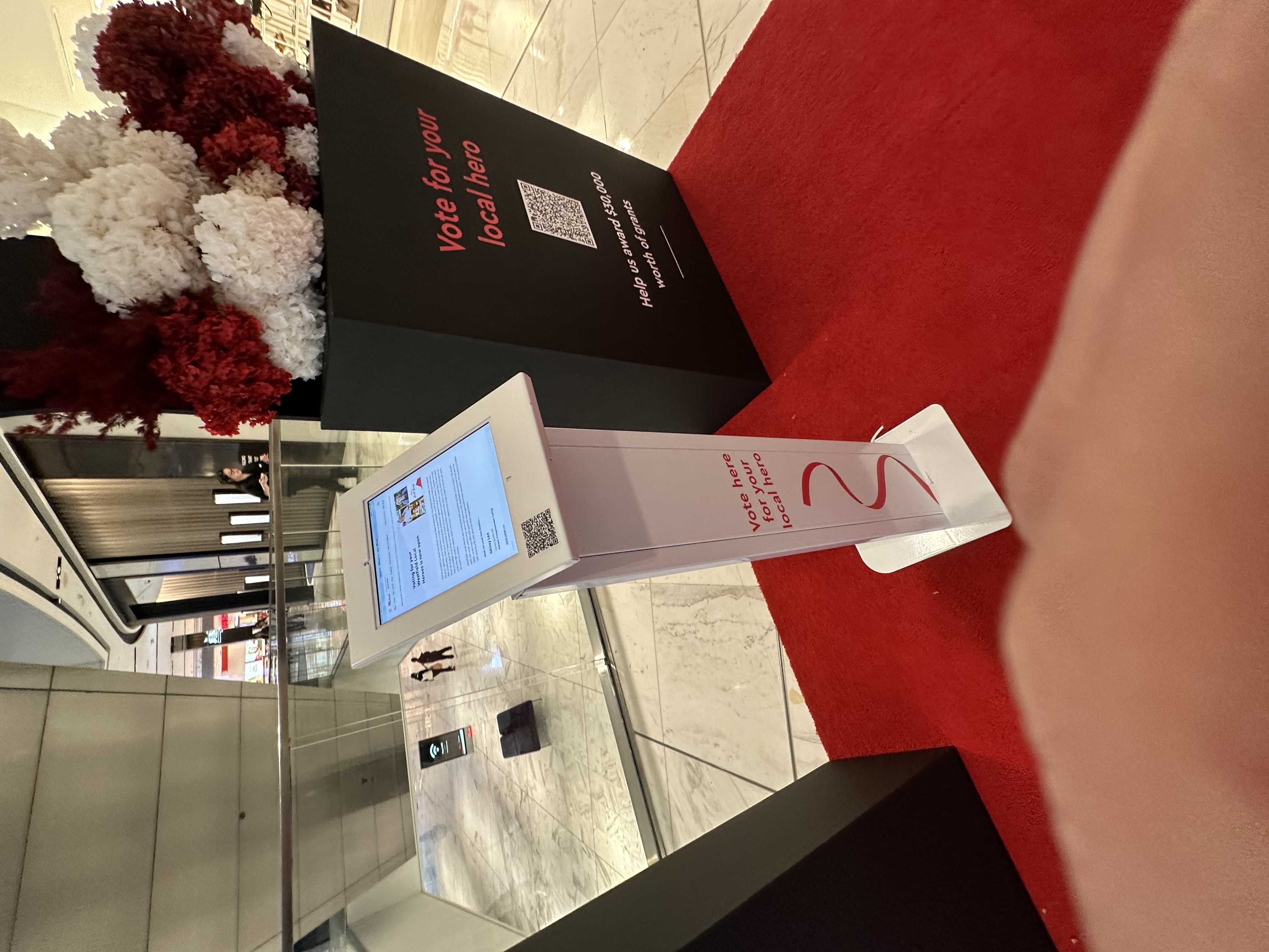 Photo of Floor stand white (iPad 9.7", 10.2", 10.5", 12.9") in action