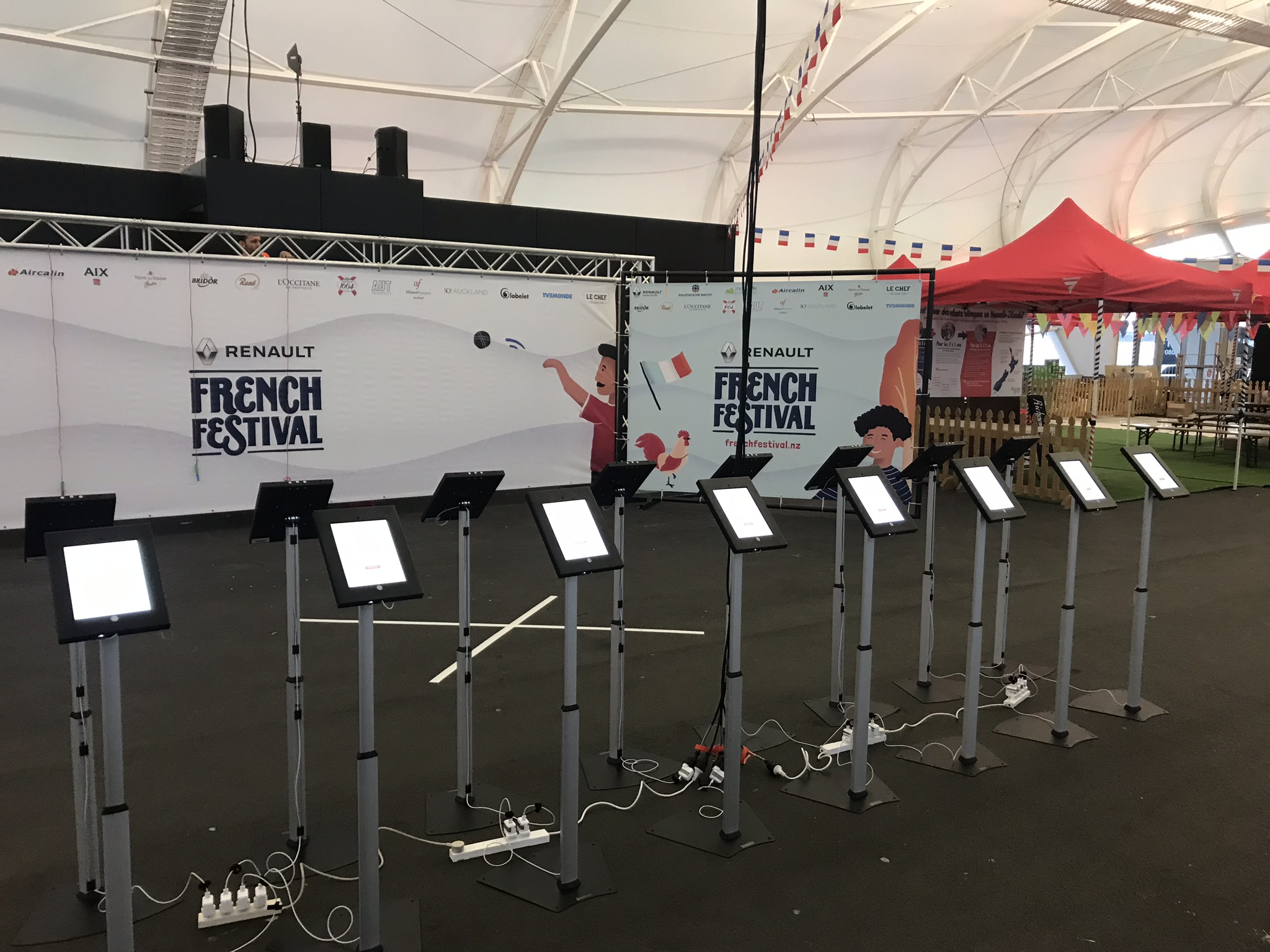 Photo of Floor stand (black, height-adjustable) in action